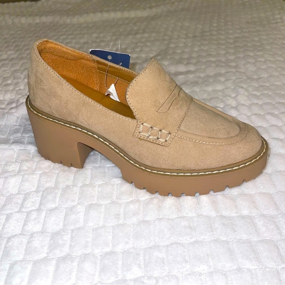 Universal Thread Shoes - Universal Thread Maisy Loafer Heels - size 5 1/2 - Tan